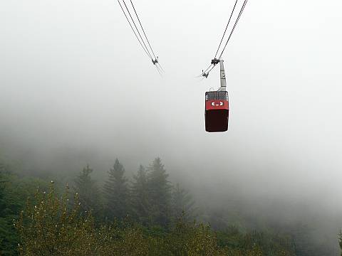 Seilbahn im Nebel