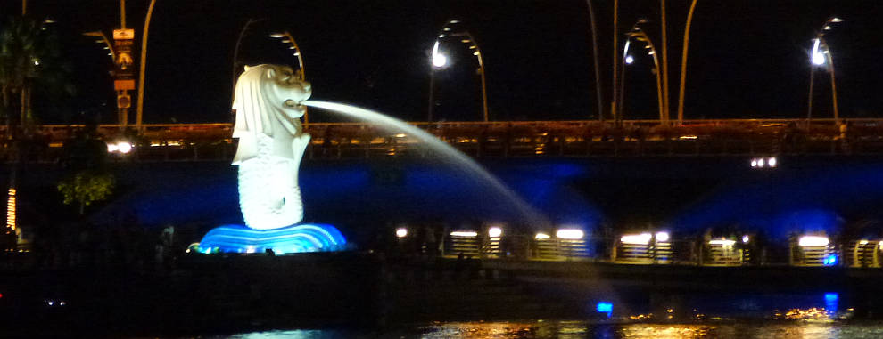 Fisch-L&ouml;we Skulptur bei Nacht