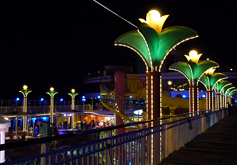 Deck 12 und 13 bei Nacht