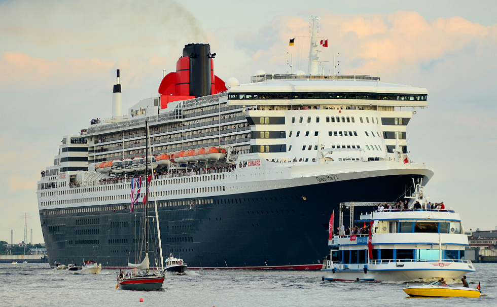 QM2 am 13.8.2011 Höhe Teufelsbrück