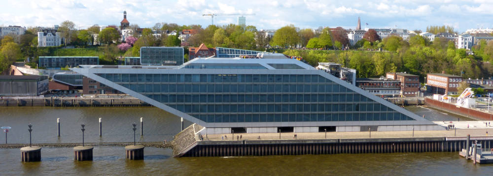 Futuristisches Geb&auml;ude am Hamburger Hafen