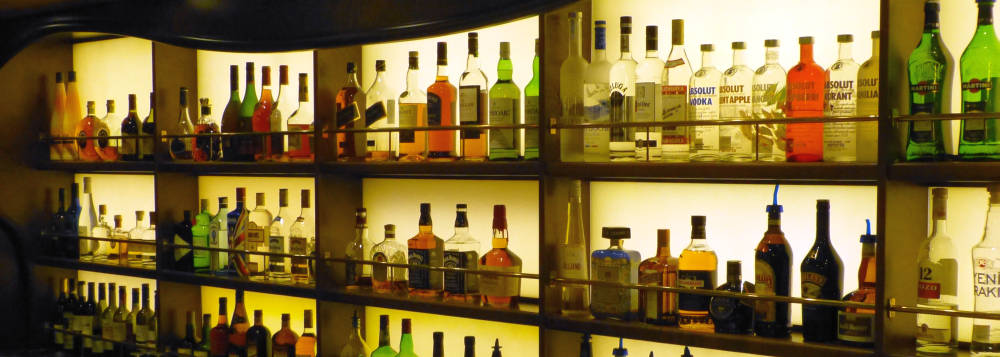 Großes Spirituosen Sortiment in der Cigar Lounge