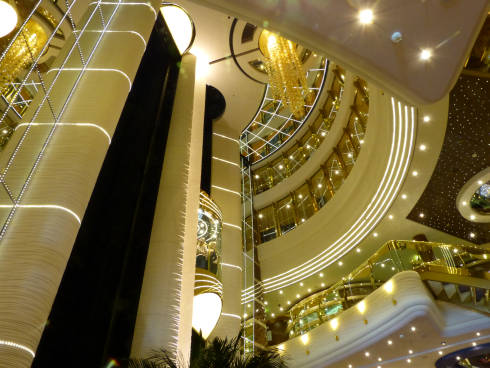 An den gläsernen Aufzügen